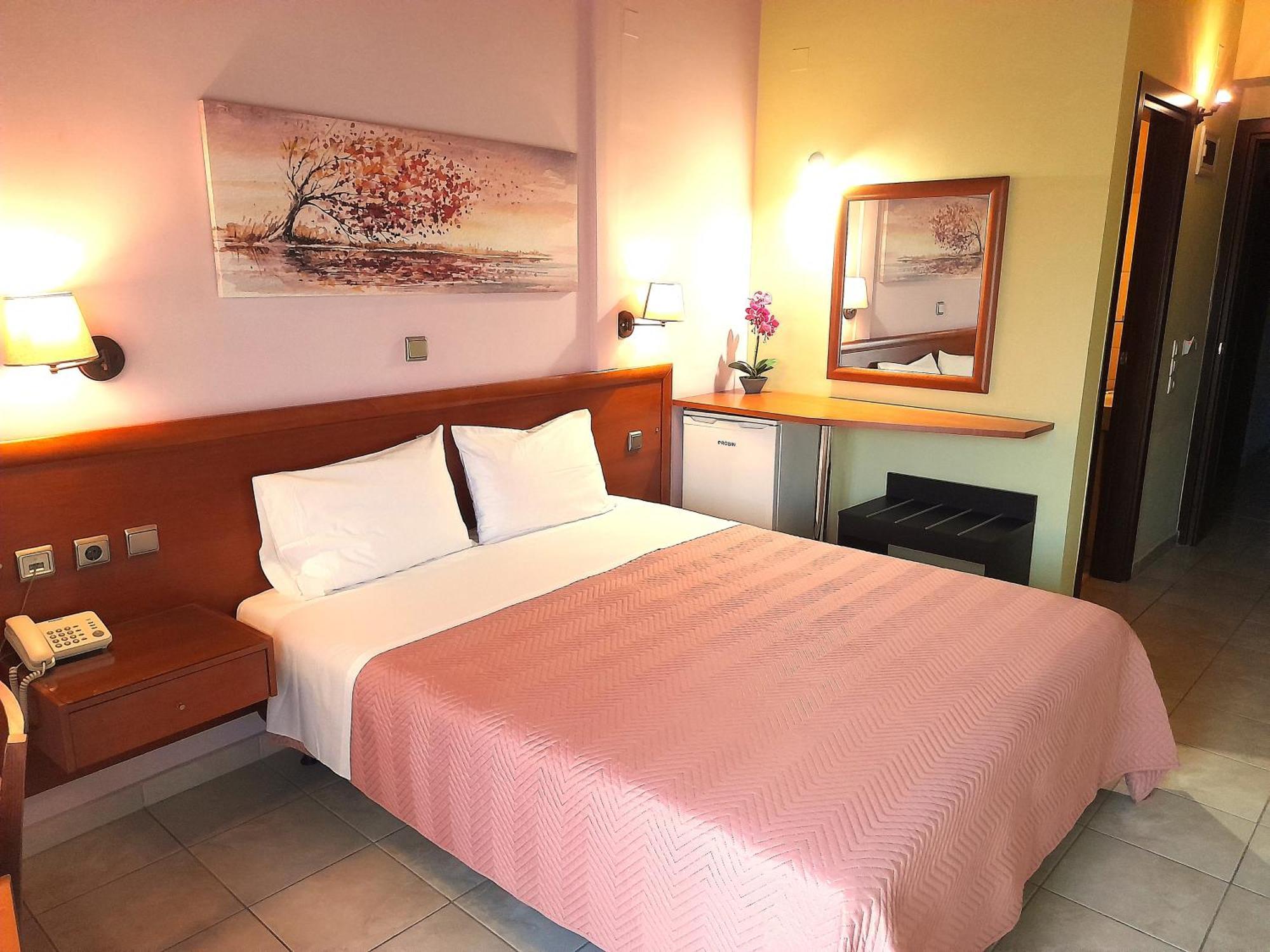 Hotel Prigipikon Suites And Sofites ลูตราอิปาตริส ภายนอก รูปภาพ